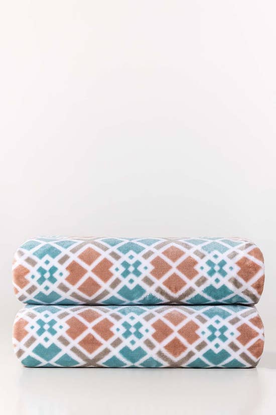 maze single ply fleece throw 1